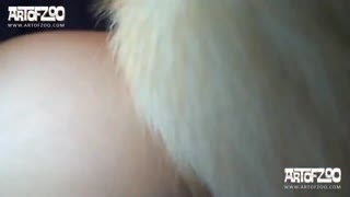 Кыска чачы бар блондинка иттин кискасын алат